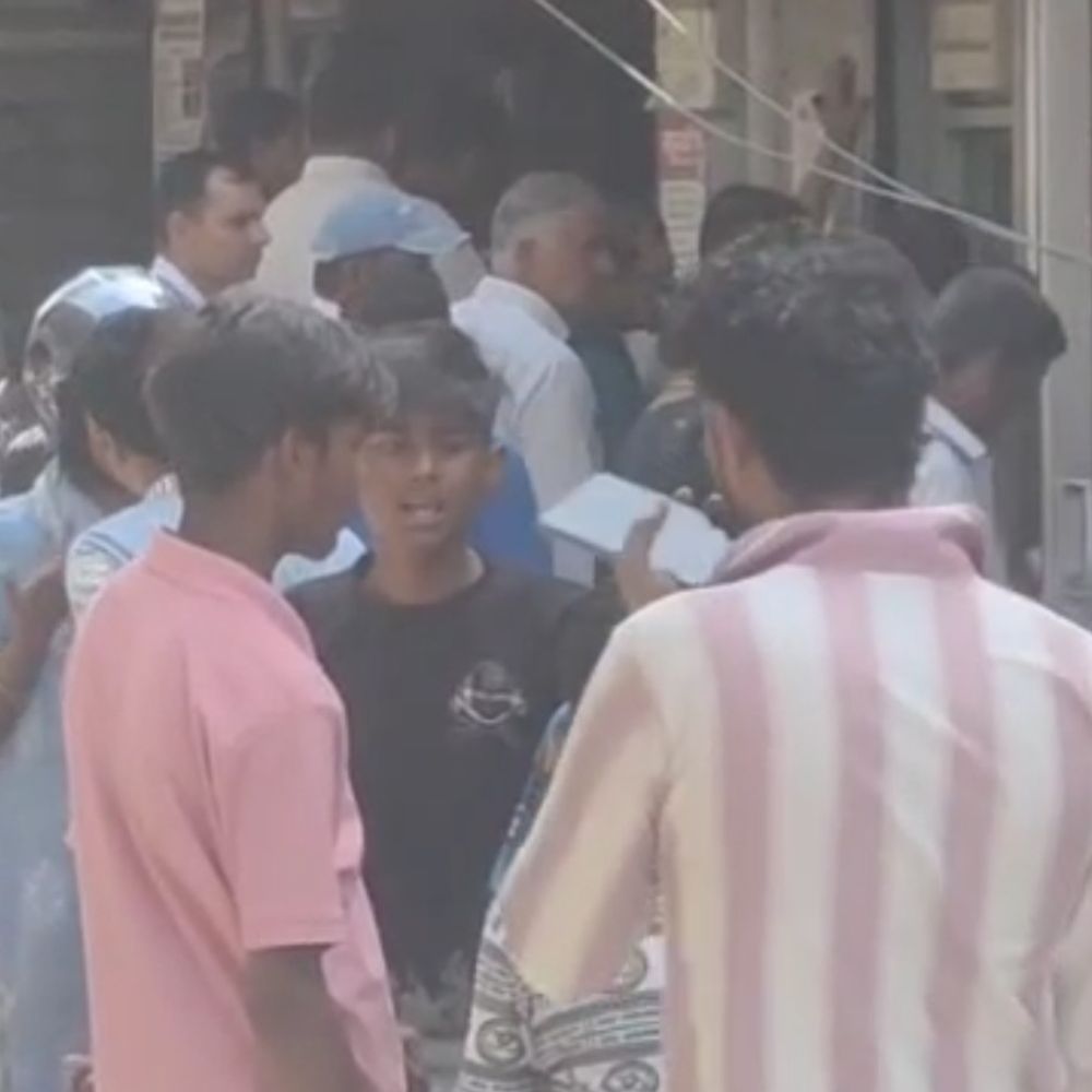 मेरठ के कंकरखेड़ा में गहराया गैस संकट:सिलेंडर के लिए लंबी कतारें, इंडक्शन चूल्हों की मांग बढ़ी