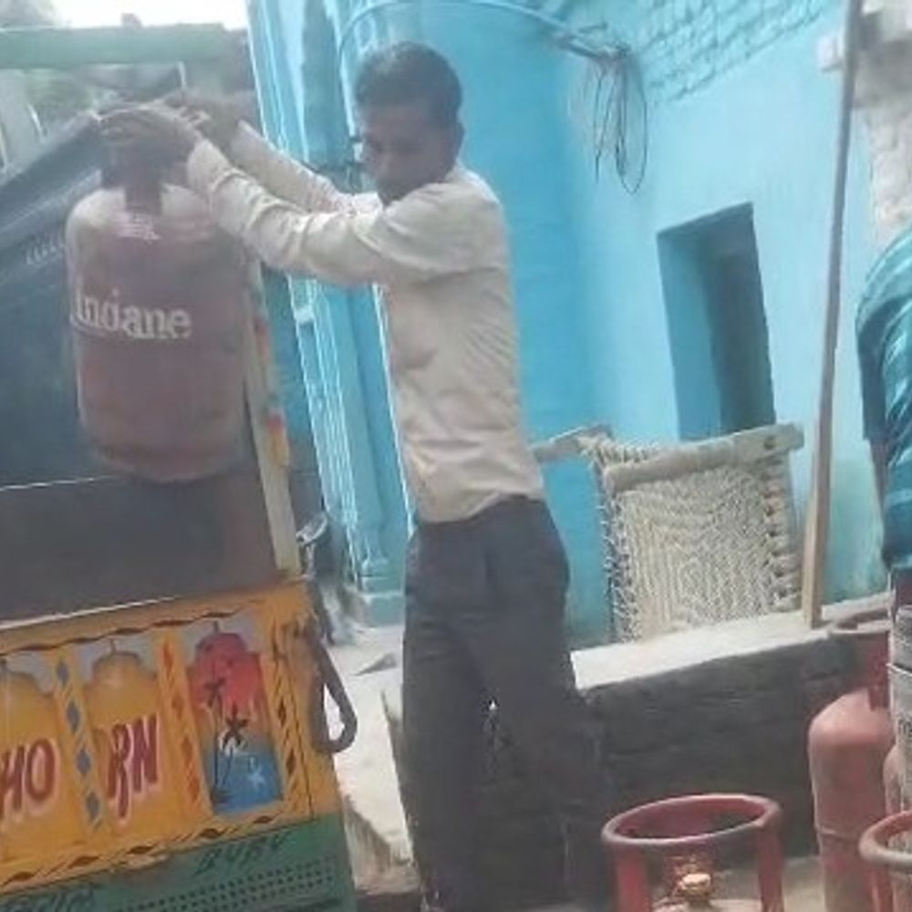 महोबा में 50 सिलेंडर एक घर में डंप, VIDEO:DSO ने कहा- जांच में जो भी दोषी मिला उस पर होगी कार्रवाई