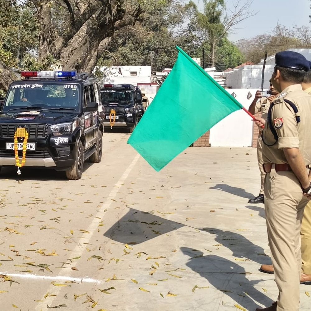 गाजीपुर में यूपी-112 को मिलीं 16 नई स्कॉर्पियो पीआरवी:एसपी ने थानों के लिए हरी झंडी दिखाकर किया रवाना