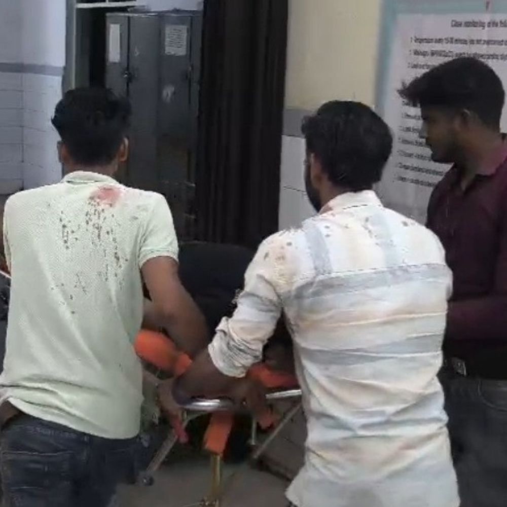 डायल-112 को महिला की हत्या की सूचना फर्जी, दो घायल:एटा में दो युवकों पर लाठी-डंडों से किया था हमला