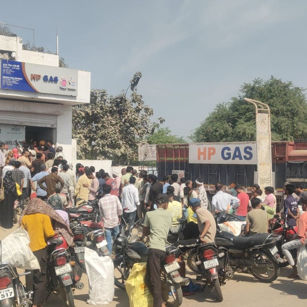 कौशांबी में अब DAC से मिलेगा रसोई गैस सिलेंडर:अधिकारियों ने एजेंसी संचालकों के साथ की बैठक, 25 दिन बाद ही दोबारा बुकिंग