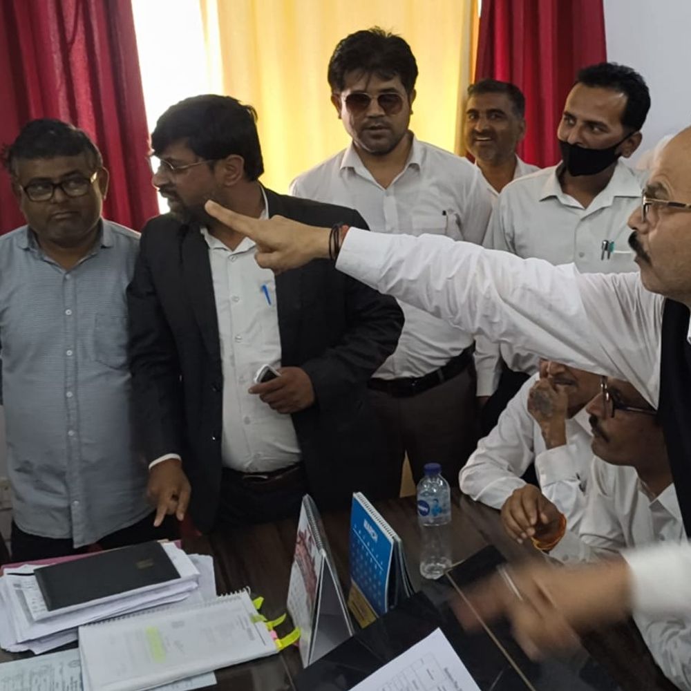 बलरामपुर में बिजली विभाग की टीम पर आरोप:घर में जबरन घुसकर बदसुलूकी की, अधिवक्ताओं के विरोध के बाद जांच के आदेश