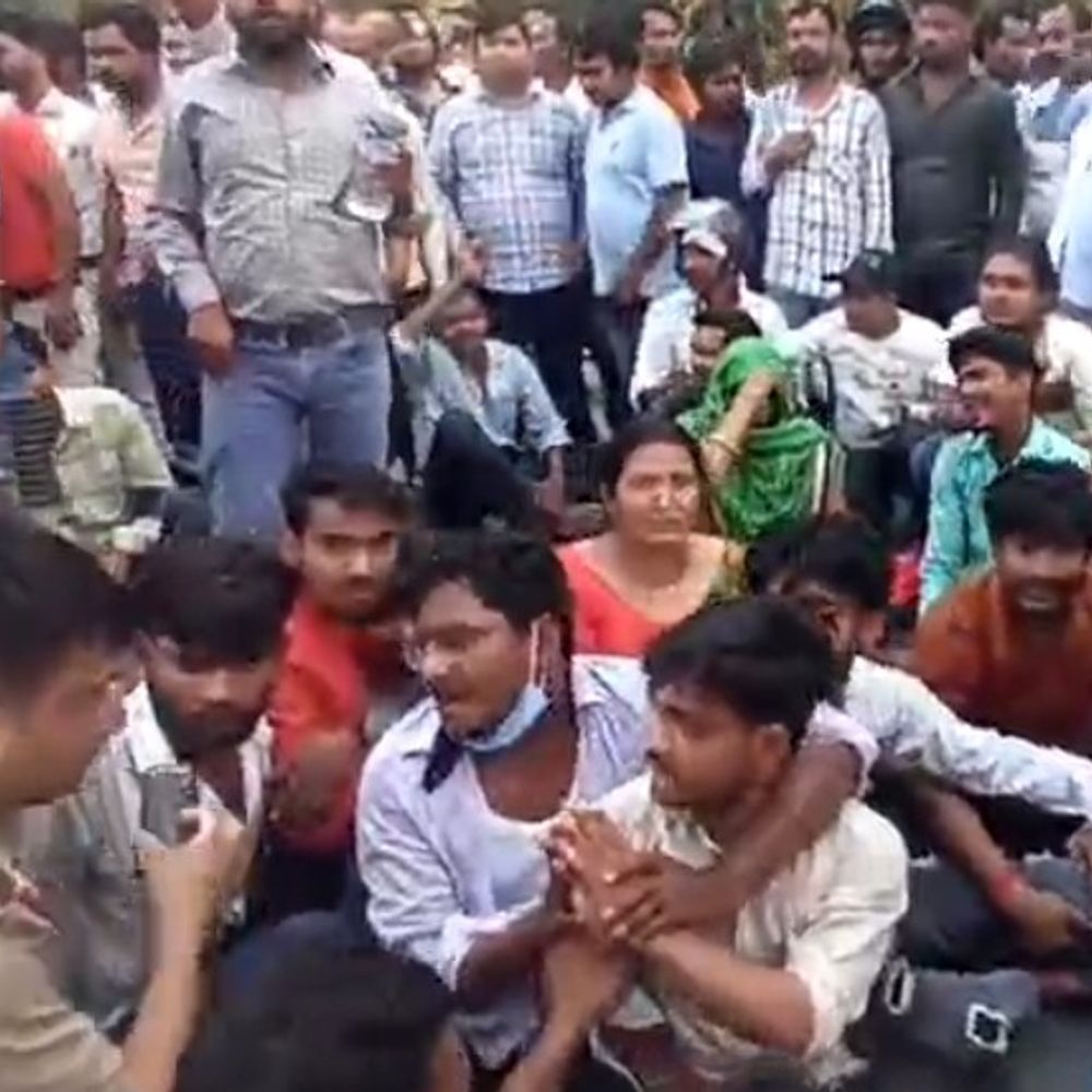 परिजनों ने सड़क जाम कर प्रदर्शन किया:विद्युत कर्मी की करंट से मौत का मामला, कार्रवाई की मांग