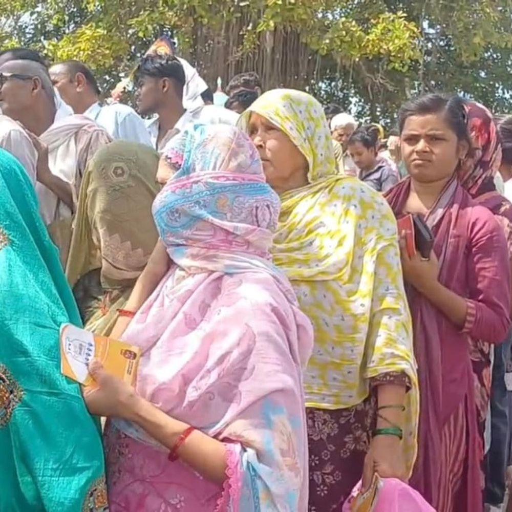 हमीरपुर में गैस के लिए लोग लाइन में लगे:डिस्ट्रिब्यूटरों ने गैस की कमी होने से किया इंकार, प्रशासन ने होम डिलीवरी के दिए निर्देश