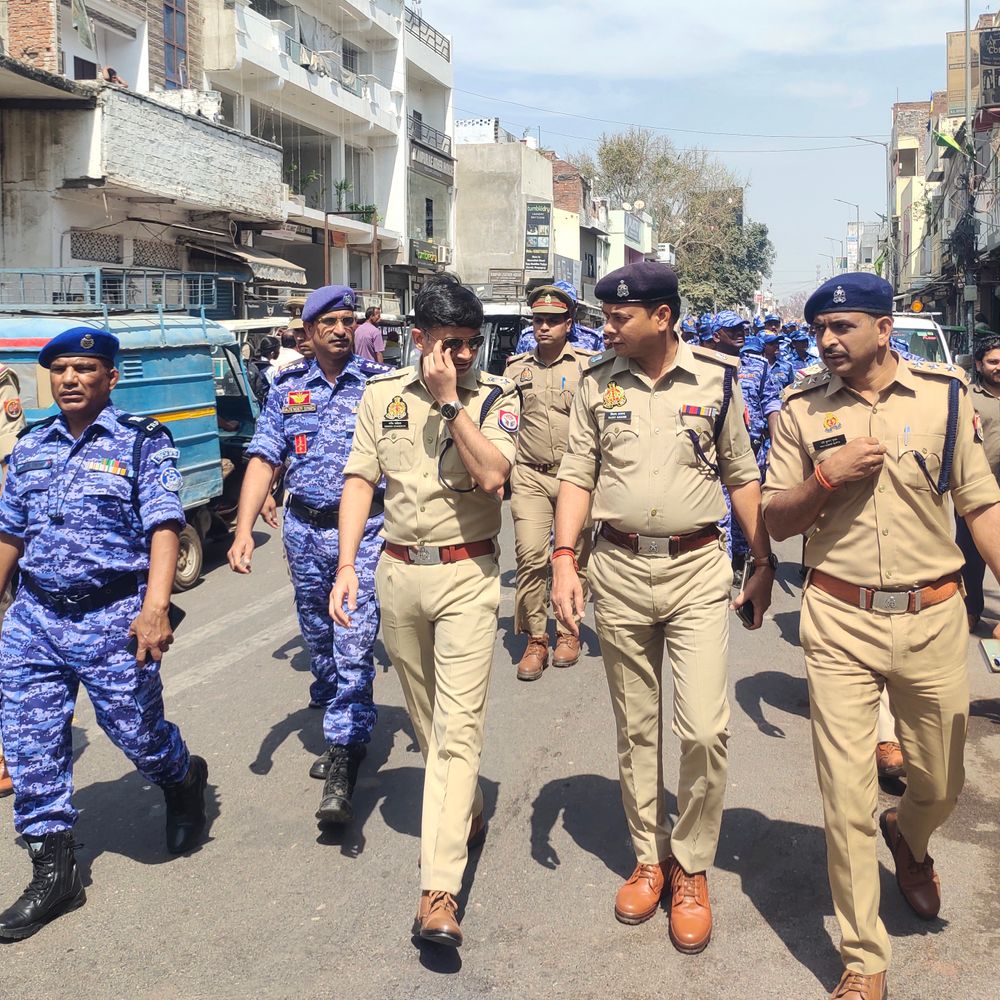 प्रयागराज में अलविदा नमाज को लेकर सुरक्षा कड़ी:डीसीपी सिटी ने किया फ्लैग मार्च, 300 मस्जिदें CCTV निगरानी में