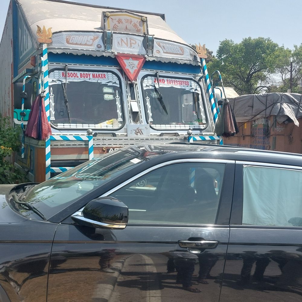 काशी नरेश की कार को ट्रक ने मारी टक्कर:बाल-बाल बचा परिवार, प्रयागराज जाते समय हाईवे पर हादसा