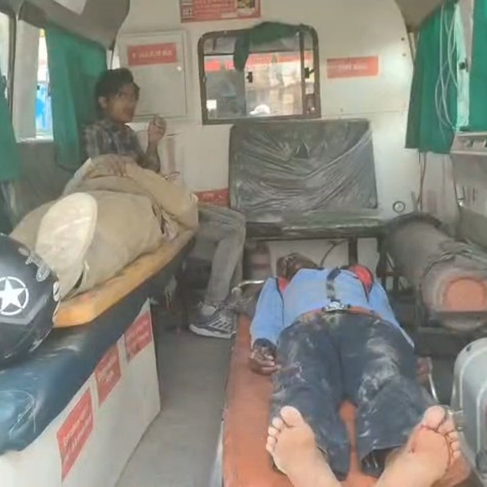 सीतापुर में दो सड़क हादसों में 5 लोग घायल:2 की हालत गंभीर, दो बाइकों की भिड़ंत; डीसीएम चालक फरार