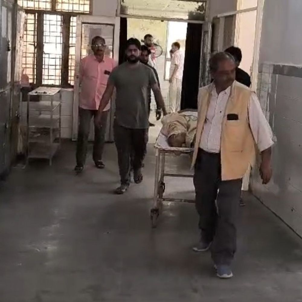 एटा में अज्ञात वाहन की टक्कर से बुजुर्ग की मौत:जेब में मिली पर्ची से हुई पहचान, तेरहवीं में शामिल होकर लौट रहे थे घर