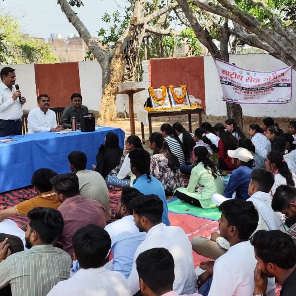 एनएसएस शिविर में स्वयंसेवकों ने चलाया स्वच्छता:ग्रामीणों को स्वास्थ्य व सफाई के प्रति किया जागरूक, तीसरे दिन का शिविर