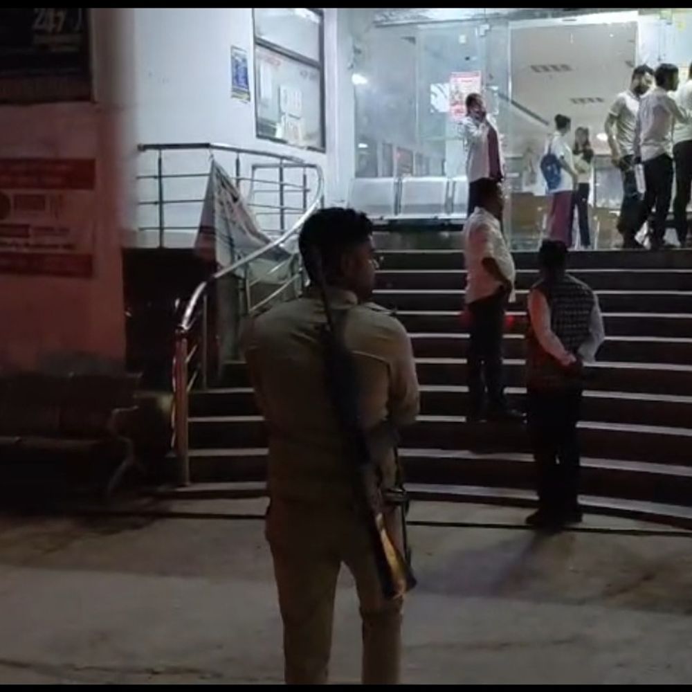 बांदा–महोबा में आयकर विभाग की छापेमारी:2.5 करोड़ रुपए नकद बरामद, 50 घंटे से जांच जारी