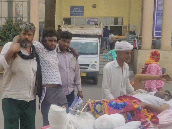 मरीज के पैर कटे,SMS में इलाज के लिए काटे चक्कर:  जख्मी और हाथ-पैर टूटे मरीज ट्रोमा बिल्डिंग और धनवंतरी ओपीडी के बीच हो रहे परेशान – Jaipur News