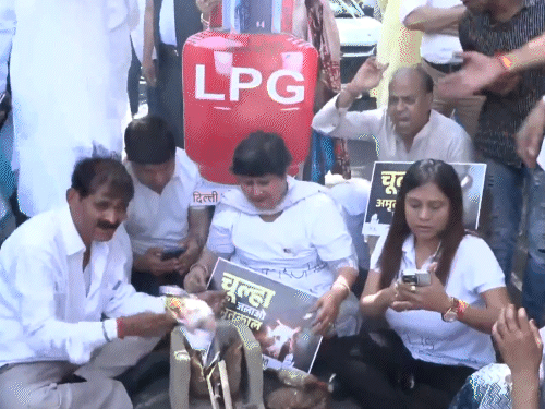 LPG किल्लत पर दिल्ली में कांग्रेस का चूल्हे लेकर प्रदर्शन:MP में सिलेंडर बुकिंग ठप जैसी; पंजाब में लाइन में लगे बुजुर्ग की हार्ट अटैक से मौत