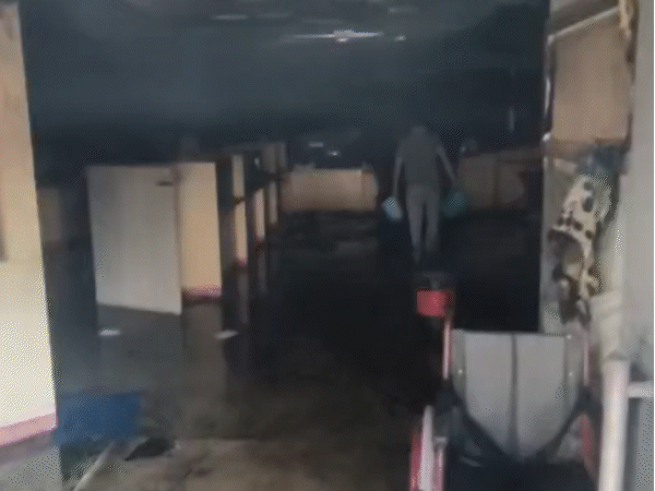 रतलाम के इंडियन ओवरसीज बैंक में लगी आग:धुआं उठने पर बजा सायरन; कंप्यूटर समेत सारा सामान जला