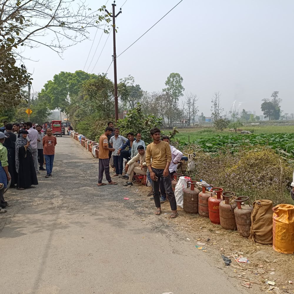 बलरामपुर में गैस सिलेंडर के लिए अफरा-तफरी:सुबह से लोग 2 दिन से लाइन में लगने को मजबूर, सर्वर ठप होने बढ़ी दिक्कत