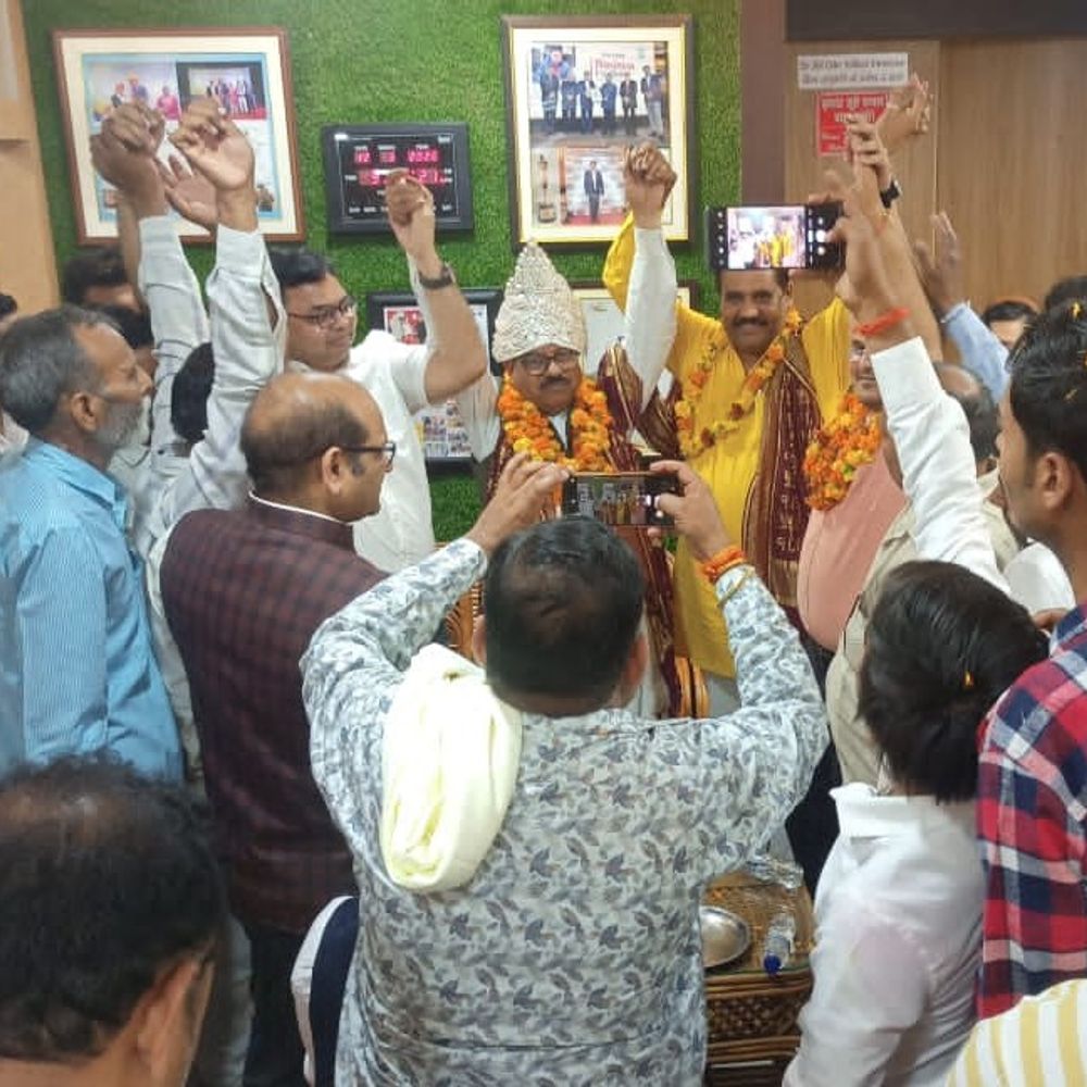 भाजपा जिलाध्यक्ष का चांदी का मुकुट पहनाकर स्वागत:गोला में पहली बार आगमन पर कार्यकर्ताओं ने किया अभिनंदन