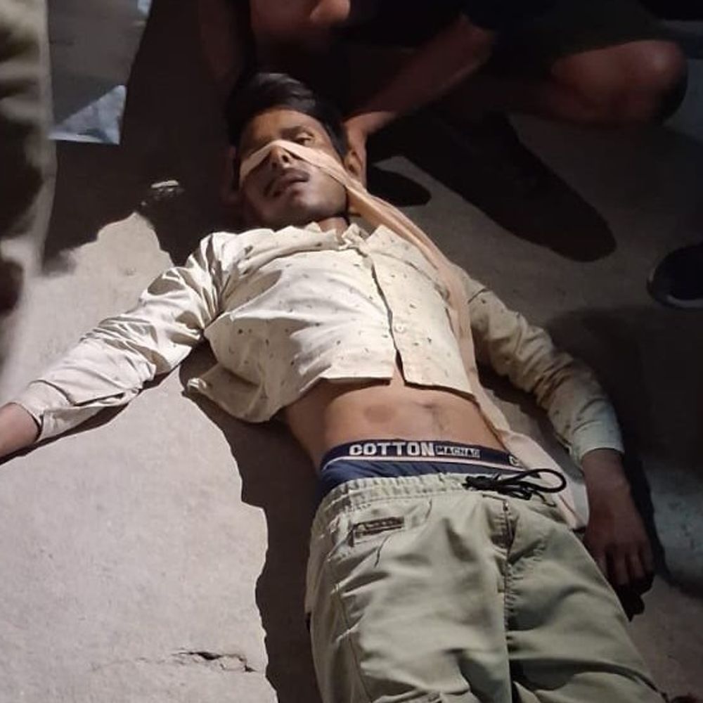 जालौन में युवक ने की आत्महत्या:घर के गेट से लटककर दी जान, पुलिस जांच में जुटी