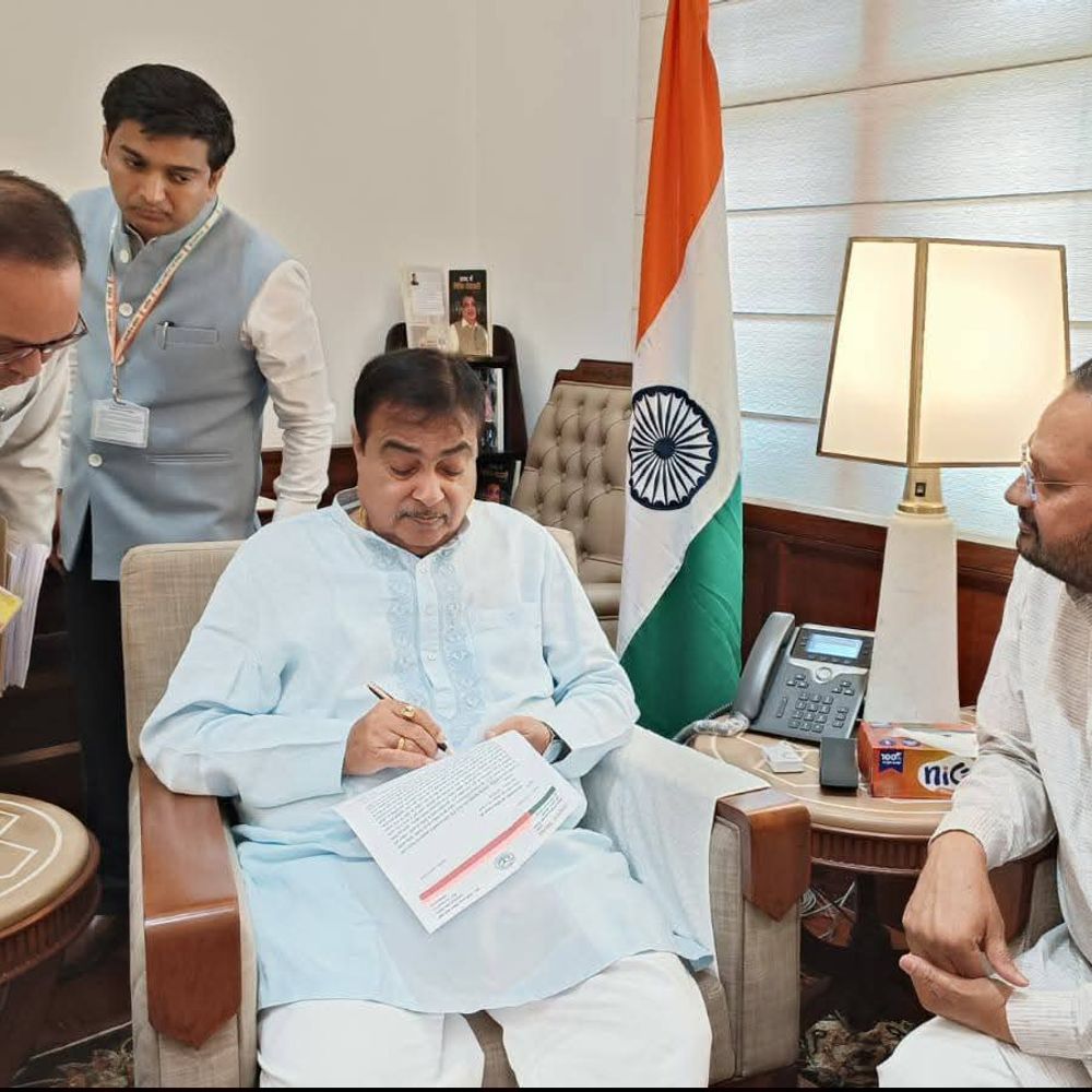 श्रावस्ती-बलरामपुर को फोरलेन से जोड़ने की मांग तेज:दद्दन मिश्रा ने गडकरी को सौंपा पत्र, पर्यटन-व्यापार को मिलेगा बढ़ावा