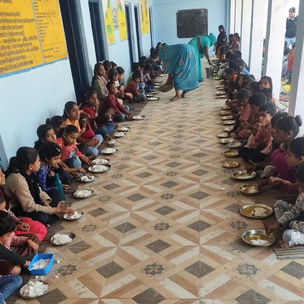 सुल्तानपुर कंपोजिट विद्यालय में फर्जी हाजिरी, मिड-डे मील में गड़बड़ी:बीएसए ने की कार्रवाई, 203 में से सिर्फ 119 छात्र मिले उपस्थित