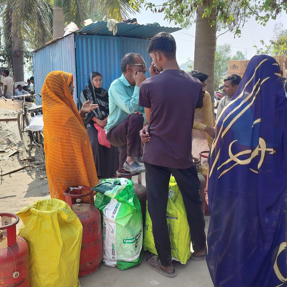 अयोध्या में गैस सिलेंडर के लिए लंबी कतारें:प्रशासन ने होम डिलीवरी के निर्देश दिए, उपभोक्ता परेशान