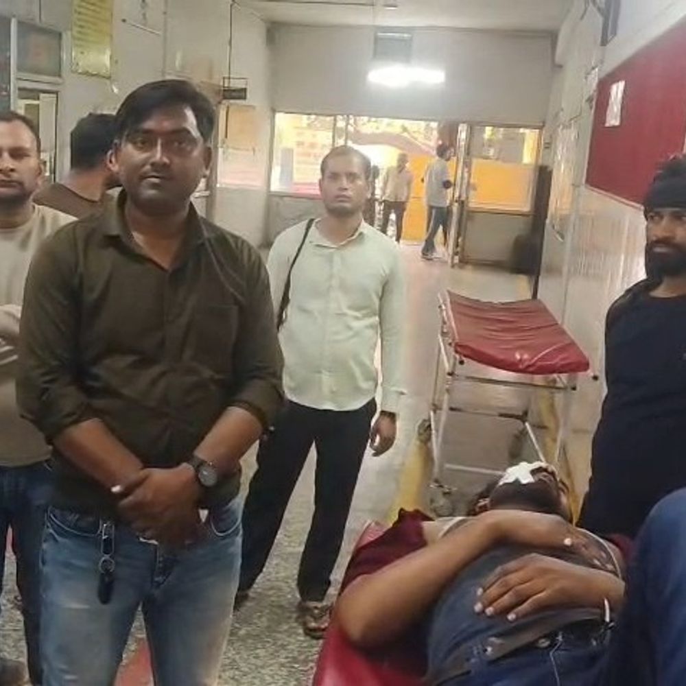 इटावा केंद्रीय विद्यालय कर्मचारी बिजली तार में फंसा:बाइक से गिरकर गंभीर घायल, जिला अस्पताल रेफर