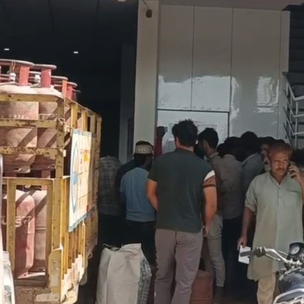 बागपत में कनेक्टिविटी फेल होने से गैस बुकिंग ठप:एजेंसियों पर लगी लोगों की लंबी लाइन, संचालक बोले- पर्याप्त एलपीजी गैस उपलब्ध