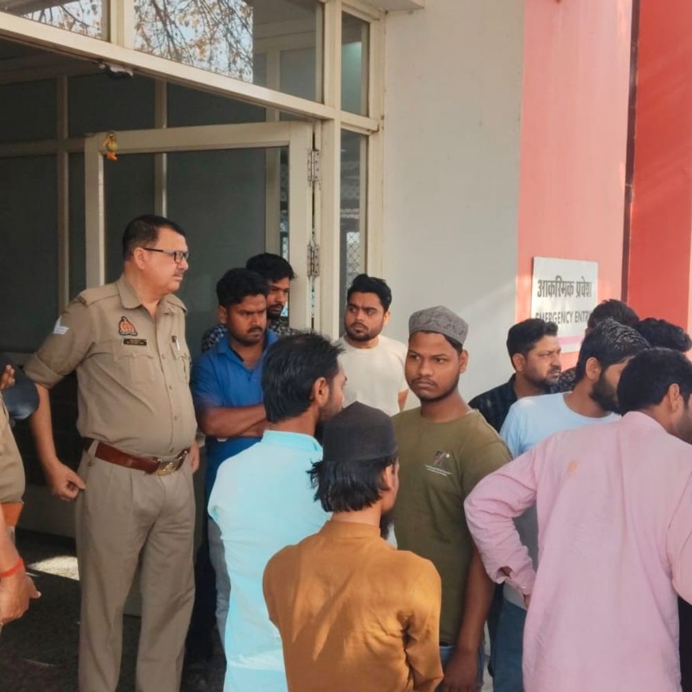 निजी अस्पताल में बुजुर्ग की मौत के बाद हंगामा:भदोही में परिजनों ने अस्पताल प्रशासन पर लापरवाही का आरोप लगाया, पुलिस मौजूद