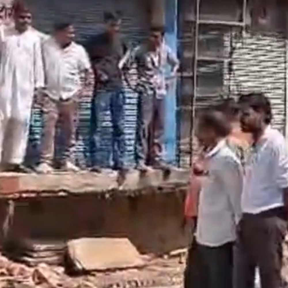 अंबेडकरनगर में अतिक्रमण पर चला बुलडोजर:PWD-नगर पालिका की संयुक्त कार्रवाई, नोटिस के बाद भी नहीं माने थे