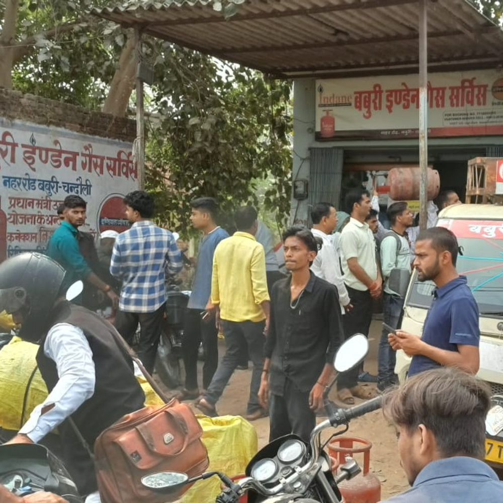 चंदौली DM ने गैस कालाबाजारी रोकने को उठाया कदम:सभी एजेंसियों पर मजिस्ट्रेट करेंगे निगरानी, कंट्रोल रूम भी बना