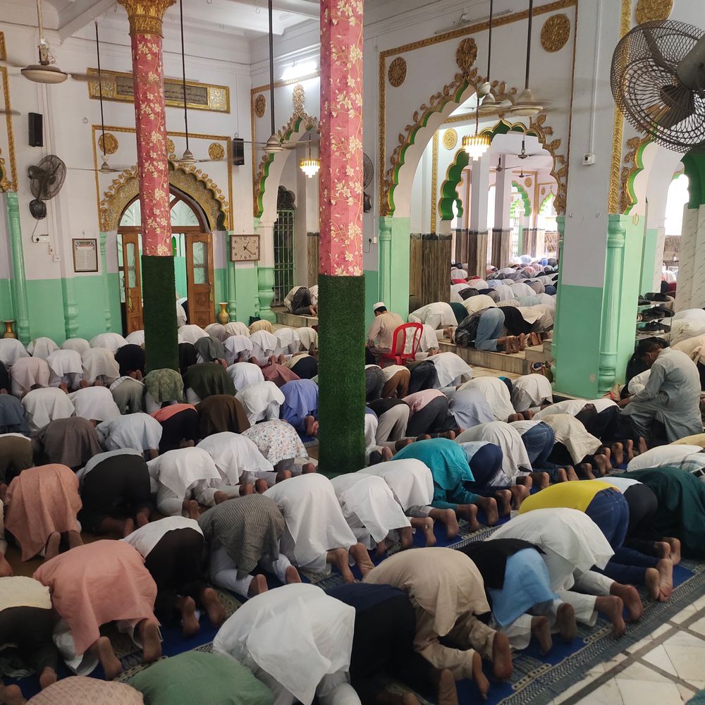 प्रयागराज में अकीदत से अदा हुई अलविदा की नमाज:सुरक्षा के बीच नमाजियों ने मांगी दुआ, शेख के लिबास में पहुंचे बच्चे ने कहा-ईद अभी