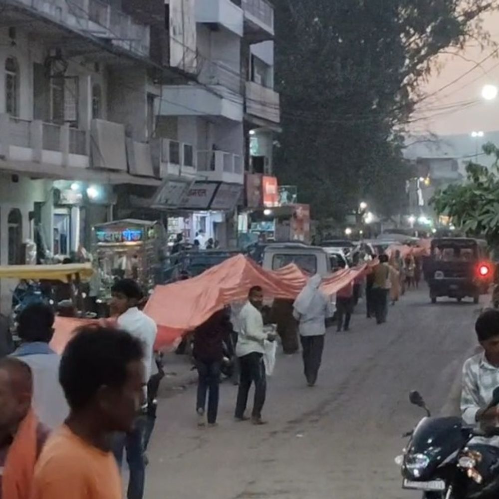 सतना से मैहर पहुंची 351 फीट लंबी चुनर यात्रा:मां शारदा के जयकारों से गूंजा मार्ग; सभी श्रद्धालुओं ने मां को अर्पित की चुनर