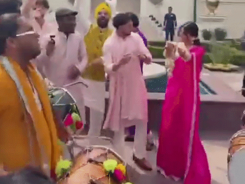 कुलदीप यादव ने अपनी दुल्हन के साथ डांस मूव्स किए:हल्दी में मस्ती करते नजर आए युजवेंद्र चहल; आज शादी में आ सकते हैं रोहित-सूर्या