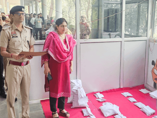 औचक निरीक्षण करने रेवाड़ी पहुंची IG साउथ रेंज:  अपराध पर अंकुश के लिए अपनाए आधुनिक तकनीक, जीरो टोलरेंस नीति से तस्करी रोकें – Rewari News