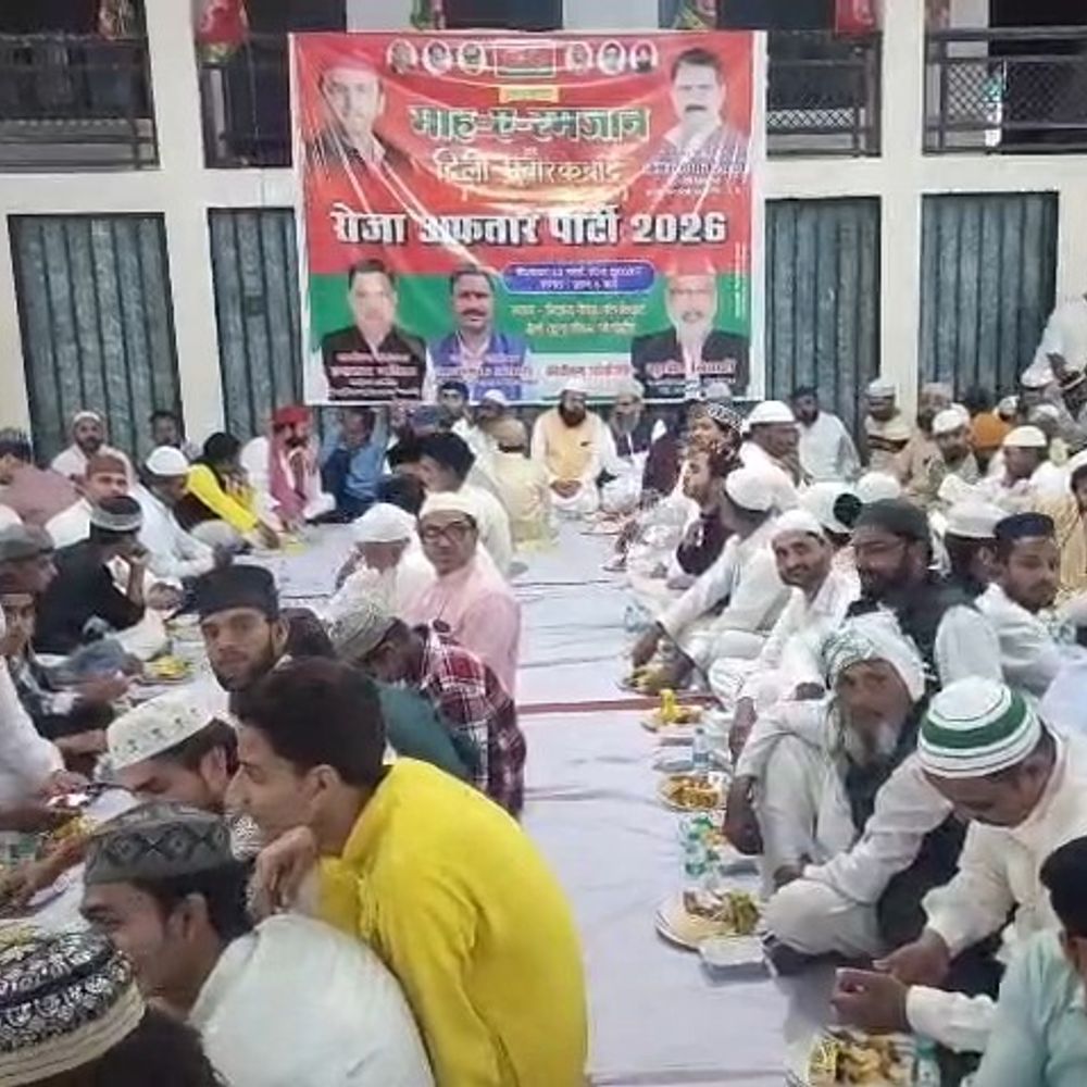 पूर्व मंत्री अताउर रहमान ने गुझिया से रोजा खोला:सपा नेता सुधीर तिवारी की इफ्तार पार्टी में हुए शामिल, भाईचारे का दिया संदेश