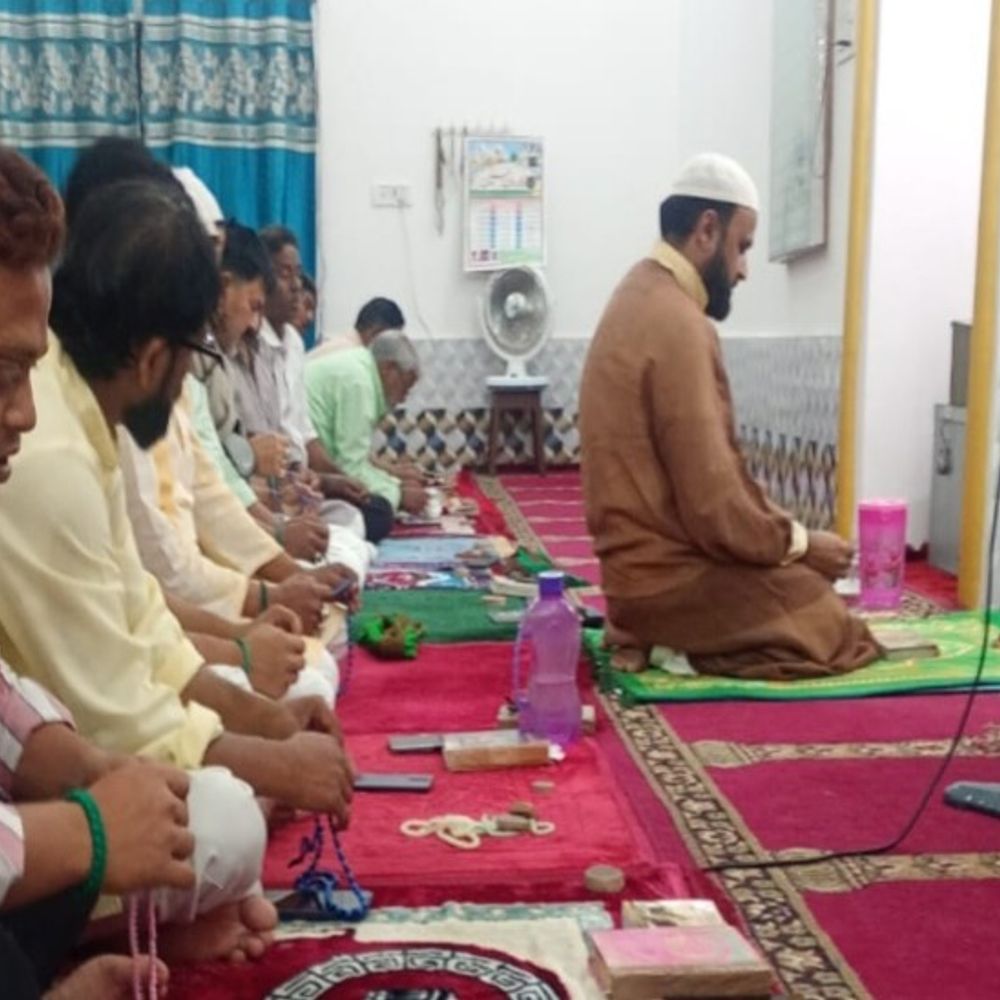 सुल्तानपुर में शबे कद्र पर शिया समुदाय ने की इबादत:देश में अमन-चैन की मांगीं दुआएं, मौलाना बोले-हमें भी एक दूसरे को करना चाहिए माफ
