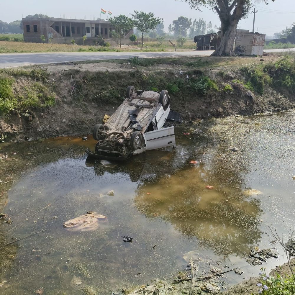 घाटमपुर में कार अनियंत्रित होकर नाले में गिरी:चार गंभीर रूप से घायल, हॉस्पिटल में भर्ती