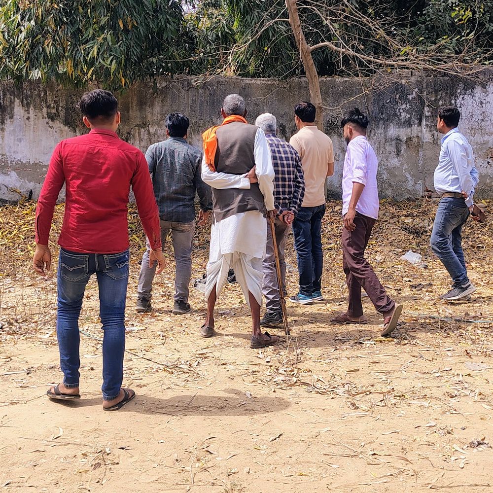 सामुदायिक स्वास्थ्य केंद्र के बाहर निकला काला सांप:लोगों की भीड़ जुटी, अस्पताल स्टाफ ने सुरक्षित दूरी बनाने को कहा