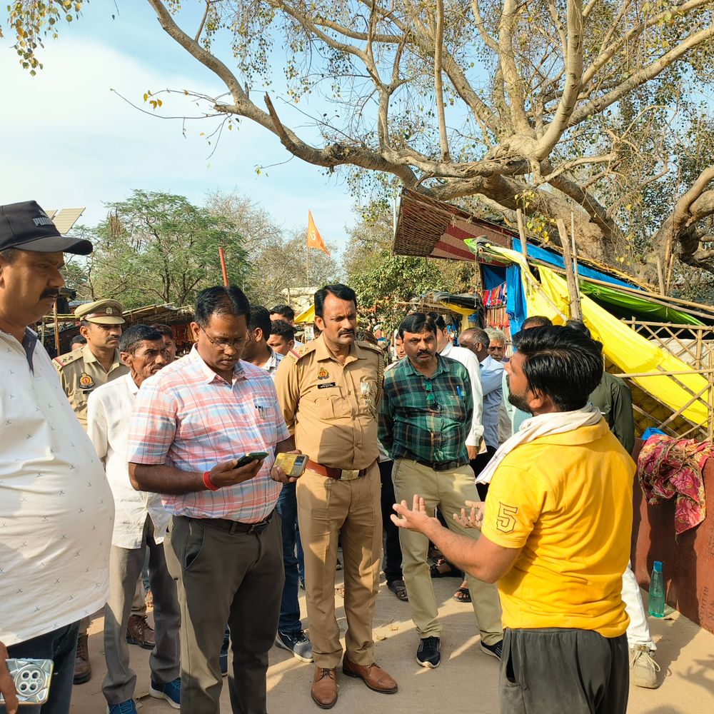 कूष्मांडा देवी मंदिर मार्ग पर अतिक्रमण हटा:घाटमपुर में ईओ की अगुवाई में पालिका ने चलाया अभियान, पुलिस बल रहा मौजूद