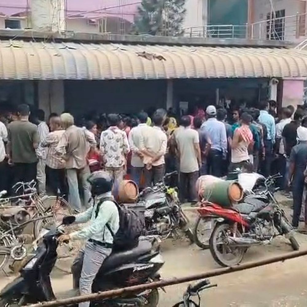 कटिहार में रसोई गैस की किल्लत:घंटों इंतजार के बाद भी नहीं मिल रही, एजेंसियों पर लंबी कतारें
