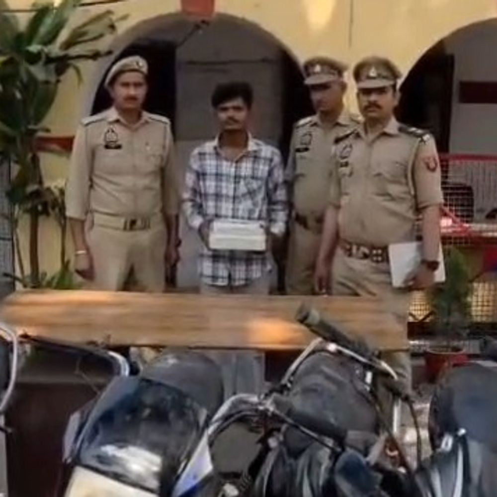 पीलीभीत में पुलिस ने शातिर चोर पकड़ा:5 चोरी की मोटरसाइकिलें और फर्जी नंबर प्लेटें बरामद