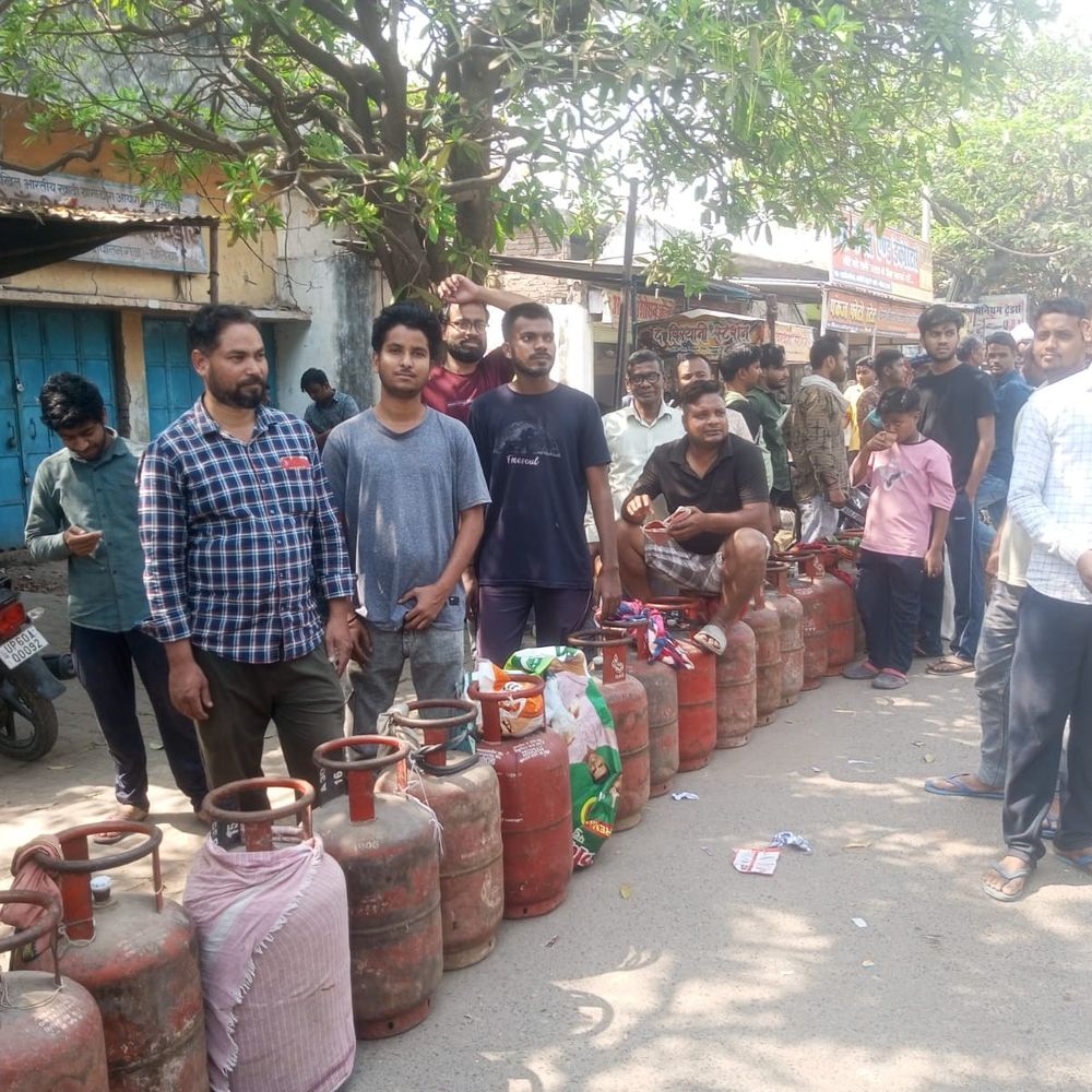 बलिया में गैस सिलेंडर आपूर्ति बाधित, लोग परेशान:डिलीवरी मैसेज के बावजूद उपभोक्ताओं को नहीं मिल रहा सिलेंडर