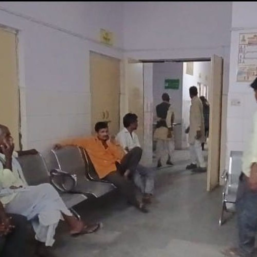 सीतापुर में महिला की करंट लगने से मौत:नल में उतरे करंट से हादसा, पुलिस ने बिना पोस्टमार्टम सौंपा शव