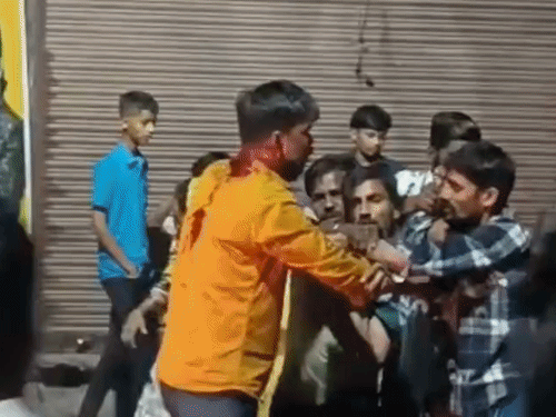 मामूली स्कूटी की टक्कर के बाद दो समुदाय आमने-सामने:  जमकर चले लाठी-डंडे, झड़प में 4 लोग घायल, भारी पुलिस फोर्स ने संभाला मोर्चा – Bareilly News