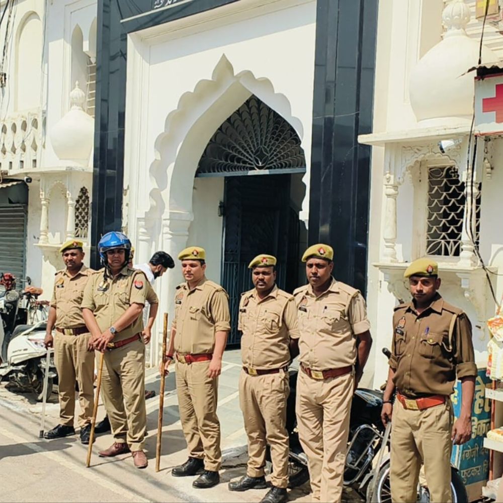 आजमगढ़ की मस्जिदों में हुई अलविदा की नमाज:सुरक्षा व्यवस्था के किए गए थे व्यापक इंतजाम, संवेदनशील इलाकों में भारी फोर्स तैनात