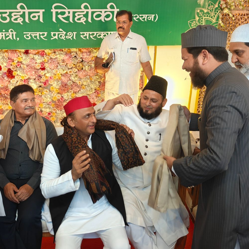 अखिलेश यादव ने इफ्तार पार्टी में खजूर खाया:लखनऊ में पूर्व राज्यमंत्री का आयोजन, मौलाना खालिद रशीद फरंगी महली पहुंचे