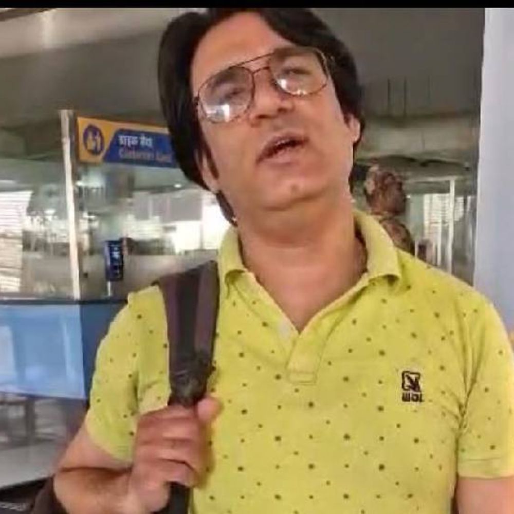 मेरठ मेट्रो स्टेशन पर चेकिंग में पकड़े गए 8 iPhone:बैग में बंद डिब्बे में लेकर जा रहा था यात्री, बिल या बिल्टी कुछ नहीं था