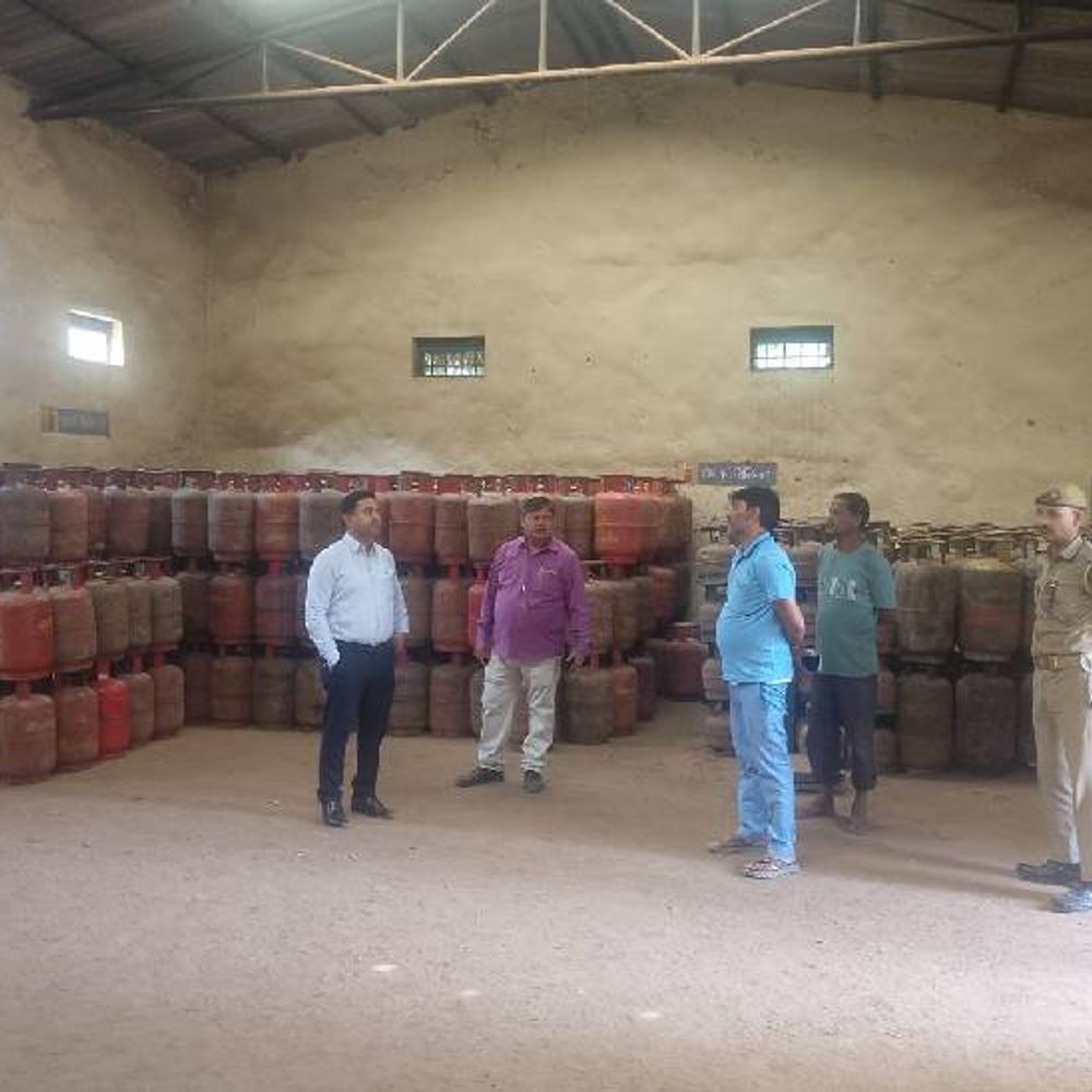 नोएडा में गैस बुकिंग के लिए जारी नंबर:पैनिक नहीं होने की अपील, वाट्सऐप नंबर , मिस्डकॉल अलर्ट किया गया जारी