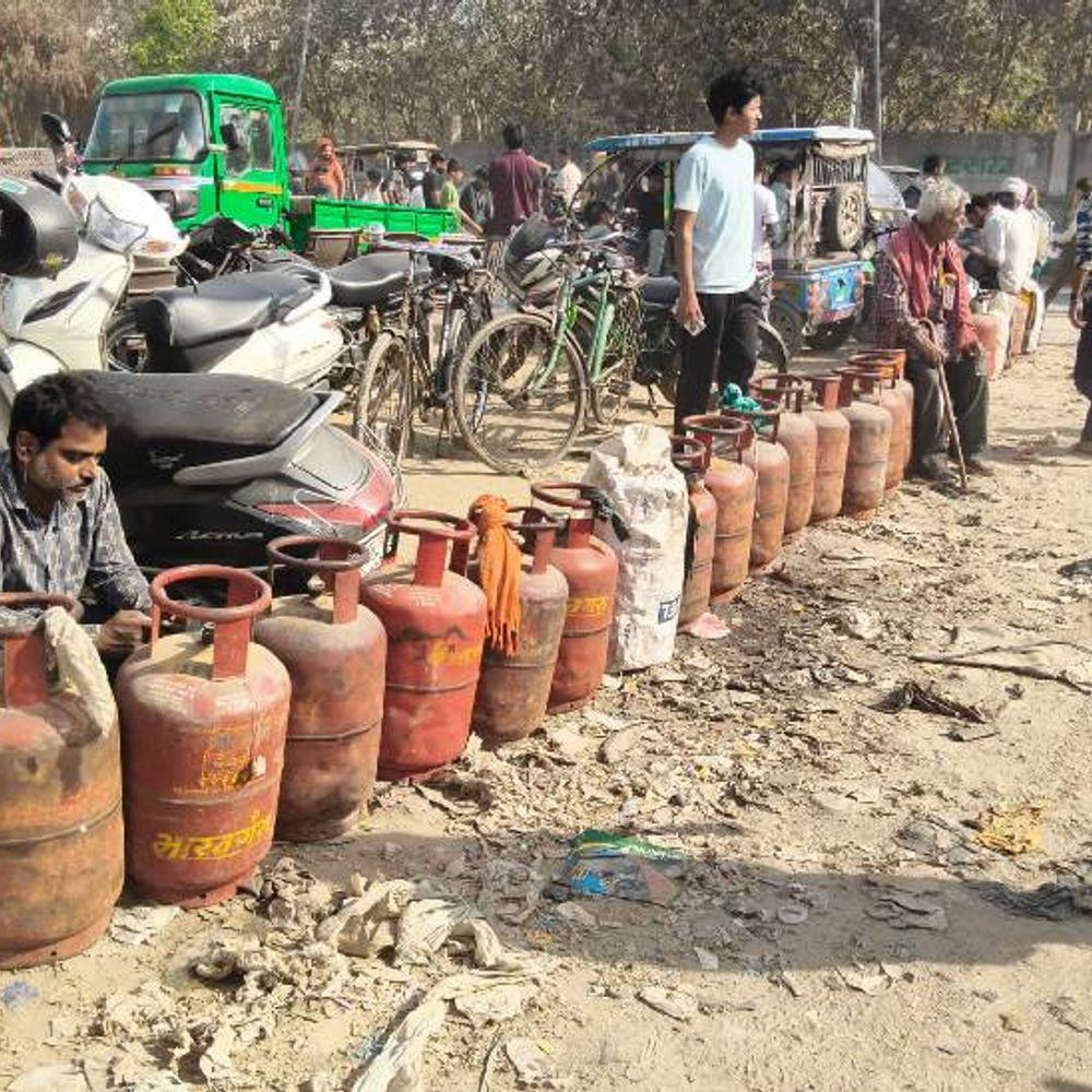 नोएडा में रेस्टोरेंट मालिकों के पास दो दिन का स्टॉक:घरेलू कस्टमर की पर्ची कटी, लेकिन गैस नहीं; कमर्शियल सिलेंडर के लिए 5 हजार तक डिमांड