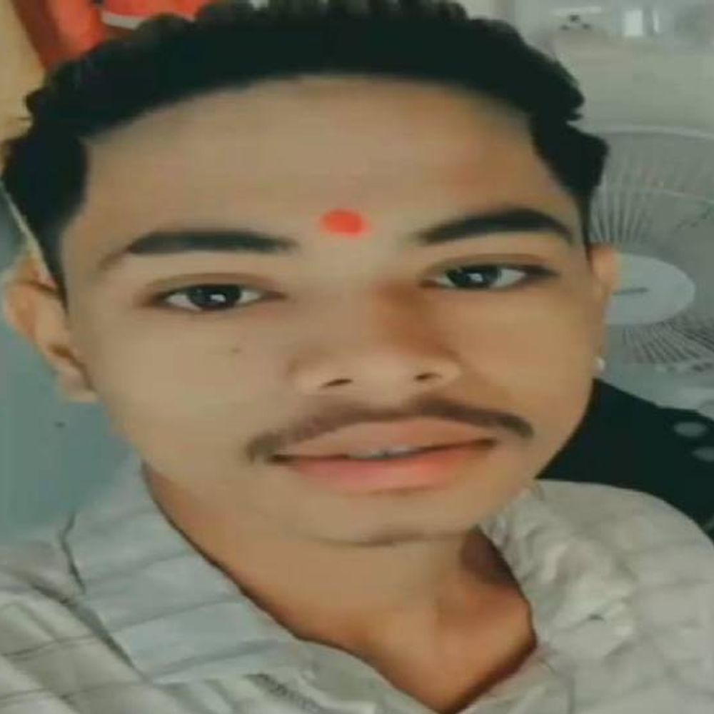 झांसी में ट्रैक्टर ने युवक को रौंदा, मौत:बाजार से सामान खरीदकर बाइक से घर लौट रहा था, 2 दोस्त घायल