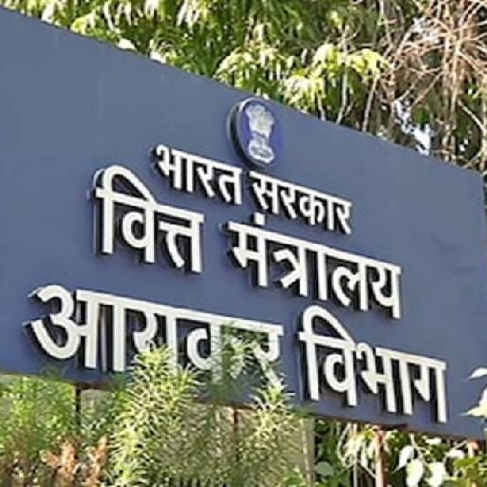 नोएडा सब रजिस्ट्रार कार्यालय में इनकम टैक्स ने पकड़ी अनियमितता:टीम को रजिस्ट्रियों के रिकार्ड मिले अधूरे, डिजिटल डेटा भी खंगाला