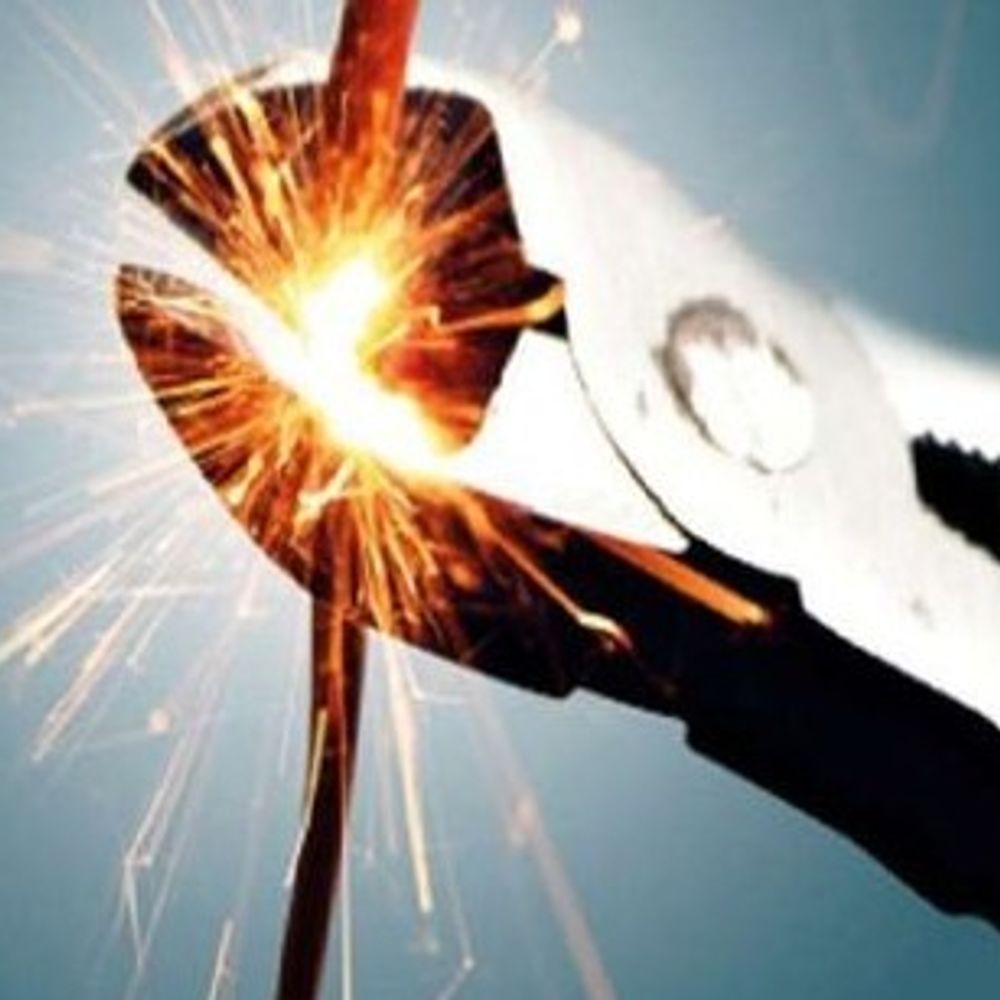 लखनऊ में 15 हजार घरों की बत्ती गुल:प्रीपेड का बैलेंस खत्म हुआ, अंधेरे-गर्मी में गुजरानी पड़ी रात